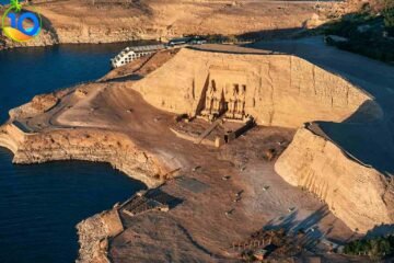 Abu-simbel-and-Aswan-overnight-Trip-from-Luxor-Abu-Simbel-overlooks-Nile-River.